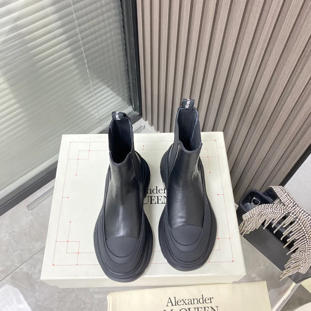 👟👟Ex-factory price 560👟👟 Women's shoe factory Alexander Mcqueen/McQueen 22 autumn and winter series Martin boots short boots, original development and the highest version. The style is simple and elegant. Another long-leg artifact. The height of the boot is just right. Highly recommended for small girls. Imported cowhide for the upper and imported sheepskin for the lining. T👟👟Ex-factory price U combination outsole Size: Women 35-40,